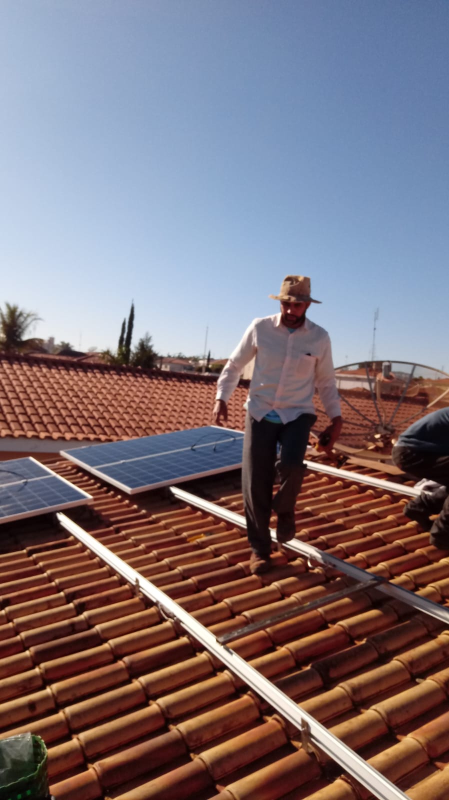 Instalador Vertec posicionando estrutura