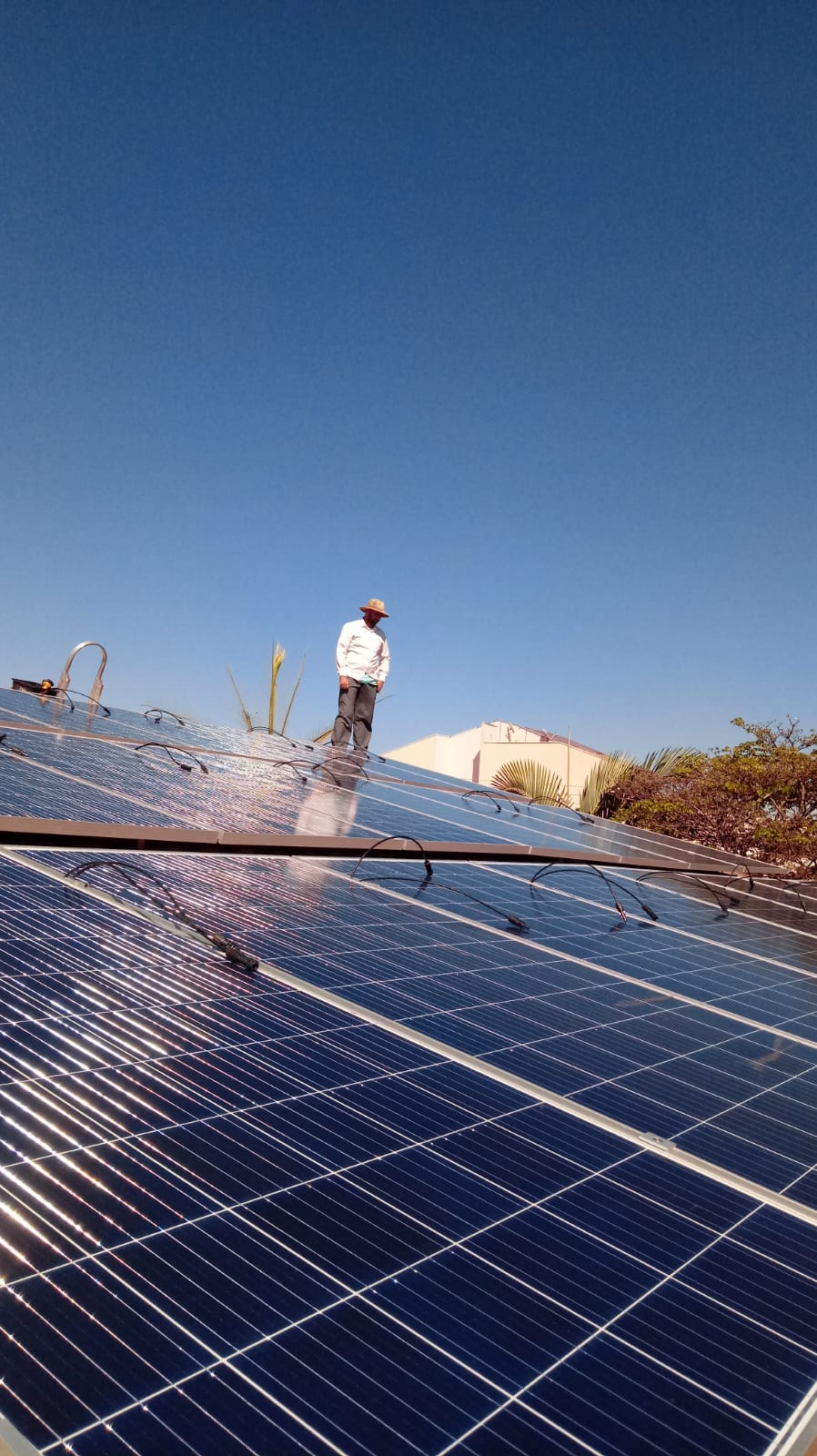 Painéis solares em telhado de telha cerâmica
